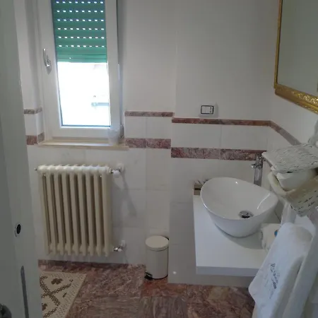 לינה וארוחת בוקר L'aurora 4*